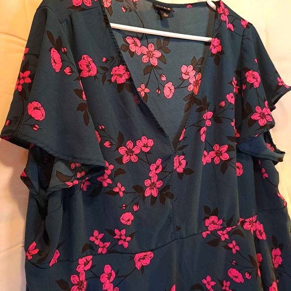 Torrid Women's Blouse Blue Pink Floral Short Flutter Sleeve V Neck Plus 2X New - Picture 4 of 6